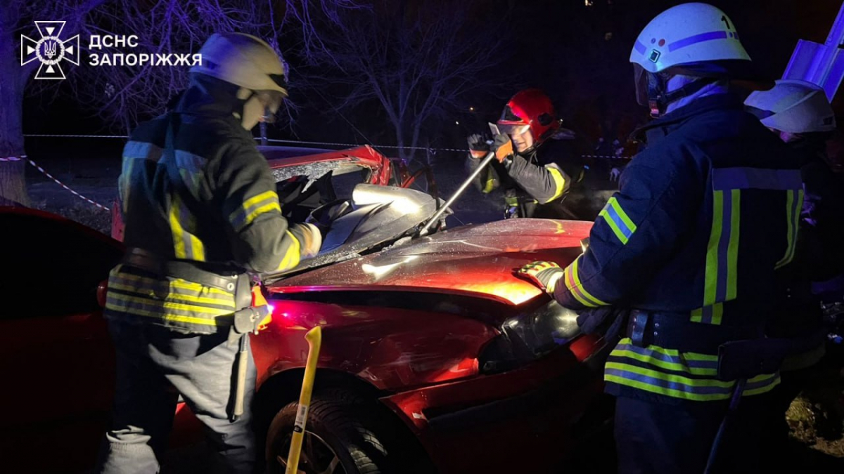 У Запоріжжі автомобіль врізався в швидку і в стовп - наслідки жахливої аварії на Прибережній автомагістралі (фото)