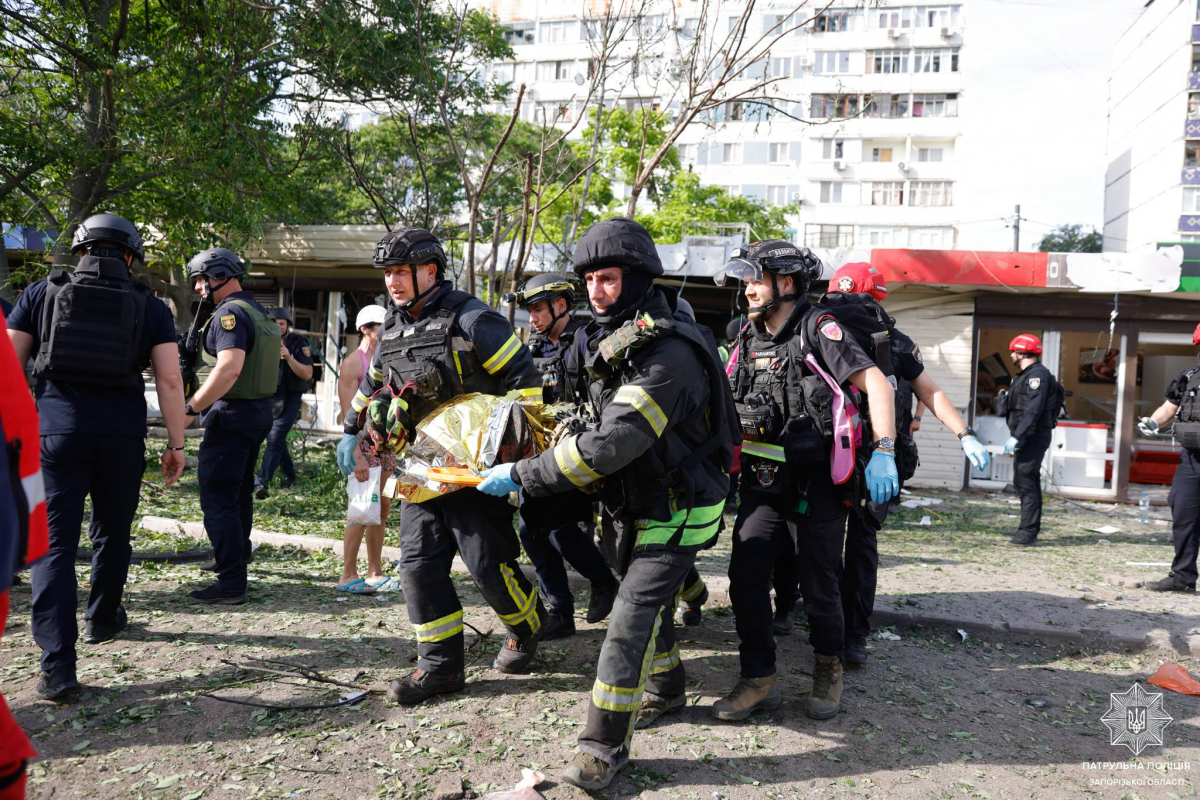 Кількість поранених збільшилась: що відбувається на місці ворожого удару по зупинці у Запоріжжі - фото