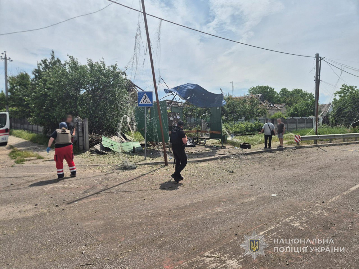 Ворог вдарив КАБами біля зупинки з людьми в селищі Балабине Запорізького району: подробиці трагедії (фото)