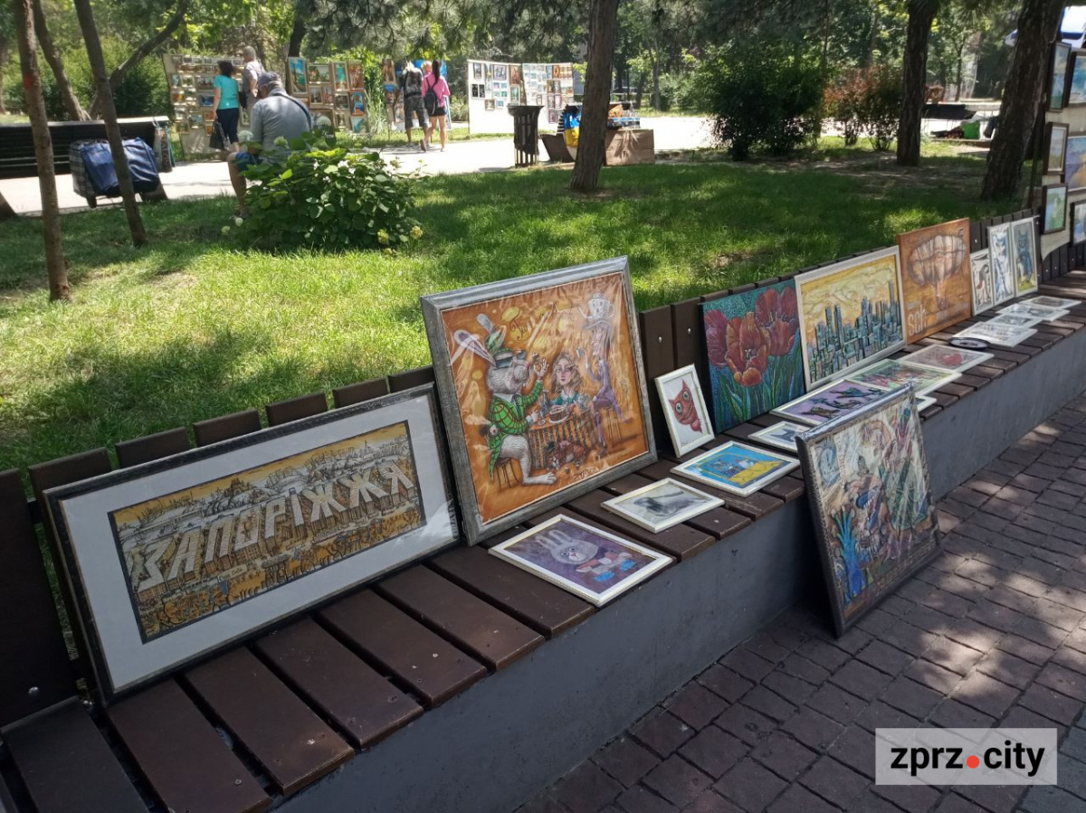 Релакс біля фонтану: як виглядає запорізький вернісаж в середині літа (фото)