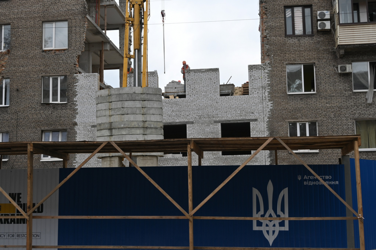Прокладають мережі та встановлюють вікна - як просувається відбудова багатоповерхівок у центрі Запоріжжя (фото)