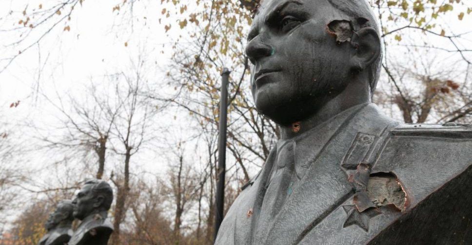 У Запорізькій області росіяни понівечили пам'ятник славетному льотчику - фото