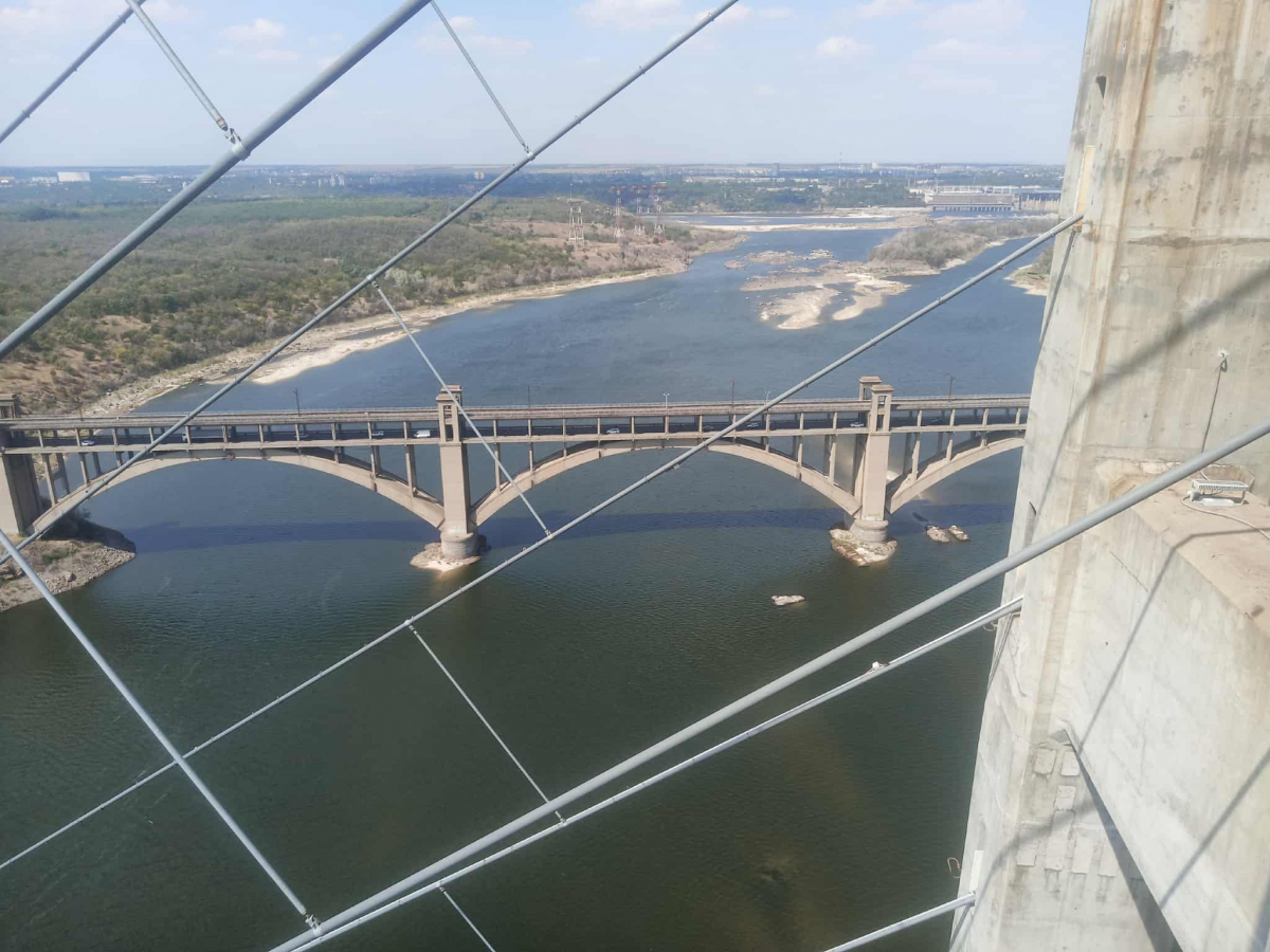 У Запоріжжі намалювали прапор на висоті 200 метрів над Дніпром - відео