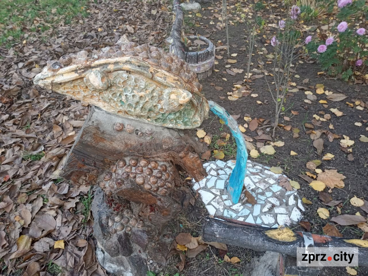 Казковий какаду, метелик і черепаха - запоріжець створив біля зупинки незвичайну зону (фото)