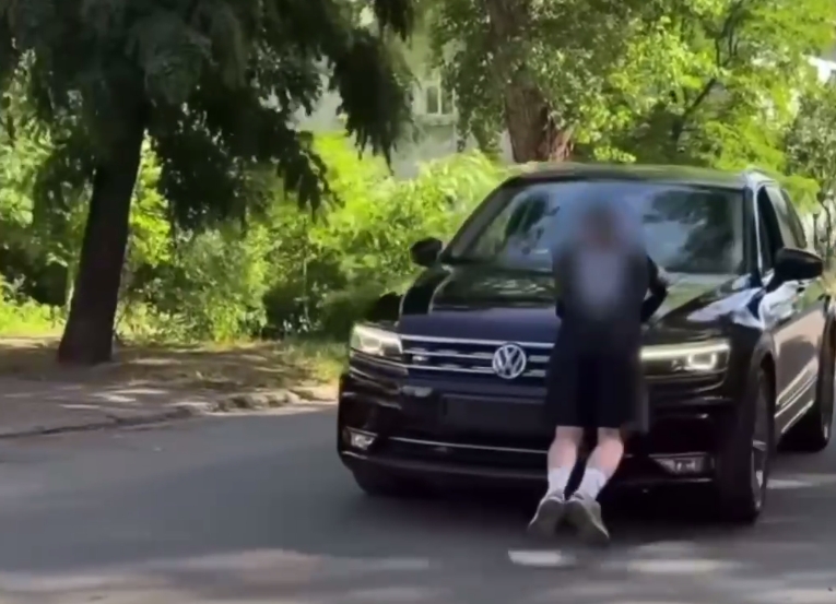 Їхала з людиною на капоті - у Запоріжжі покарали любительку знімати екстремальні ролики (відео)