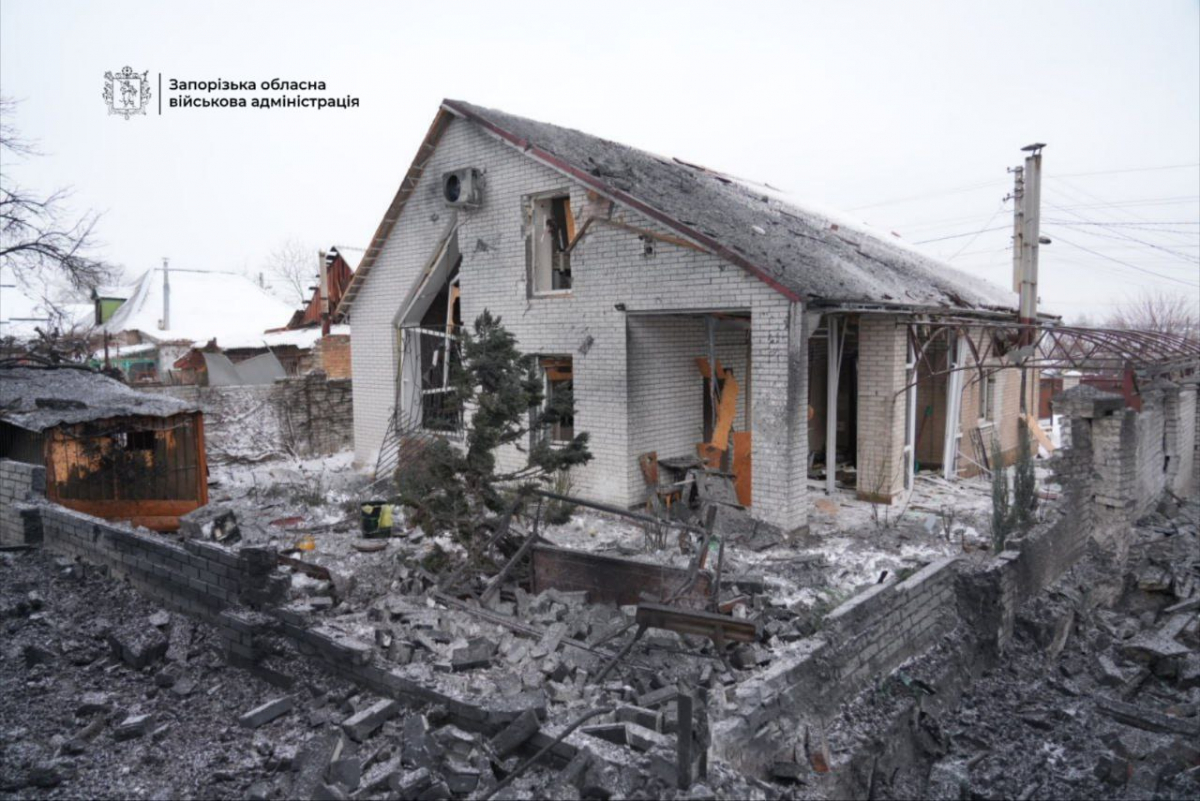 Величезні вирви та уламки довкола: в Запоріжжі екологи зафіксували наслідки удару керованими авіабомбами (фото)