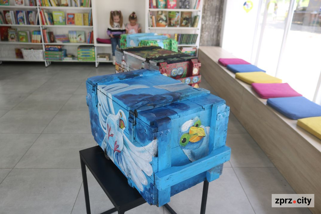 У Запоріжжі відкрили виставку дитячих малюнків на недитячих речах - фото