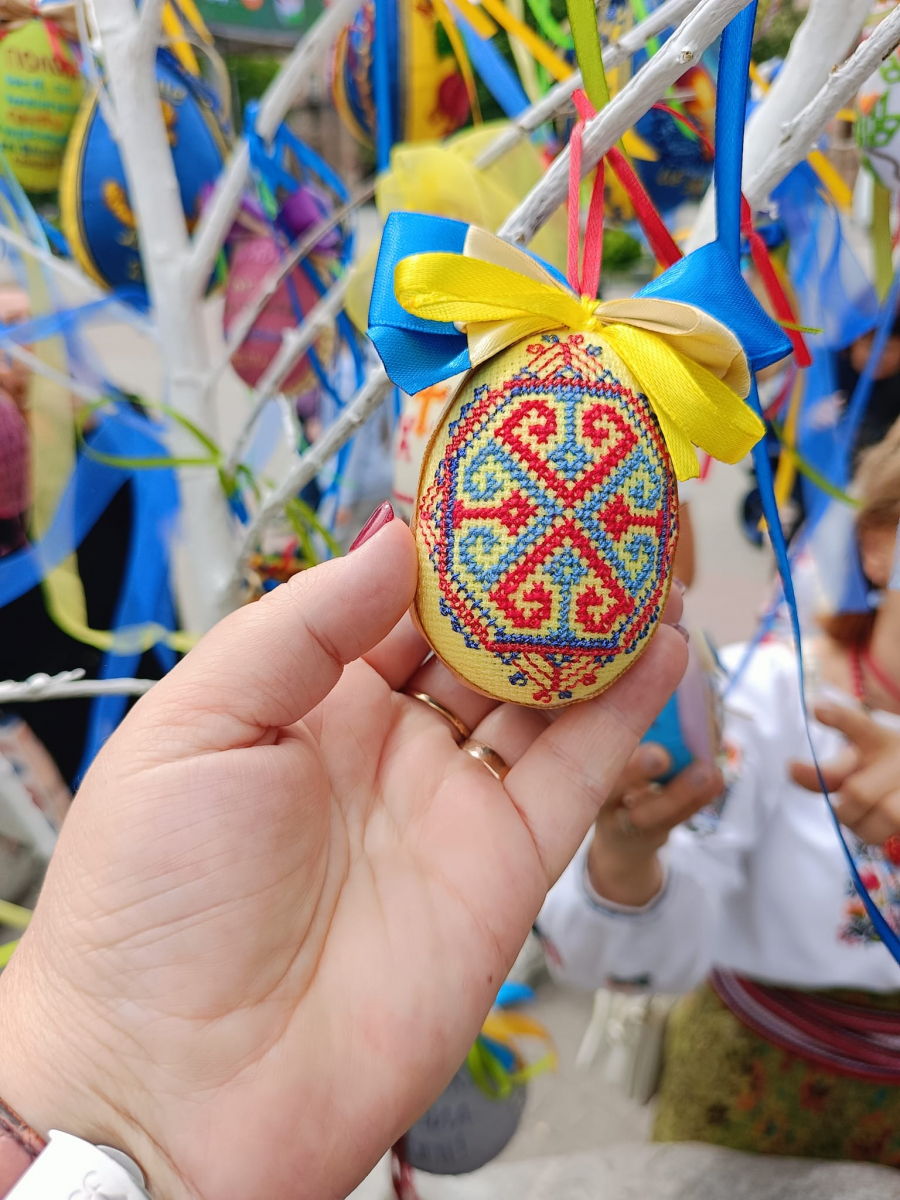 На площі в центрі Запоріжжя з'явилося великоднє дерево з вишиваними писанками (фото)