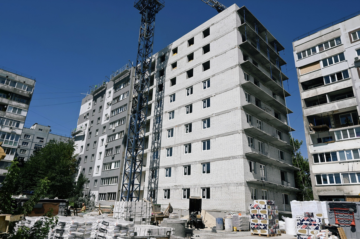 Відновили стіни та ремонтують балкони - як просувається відбудова двох багатоповерхівок на вулиці Запорізькій (фото)