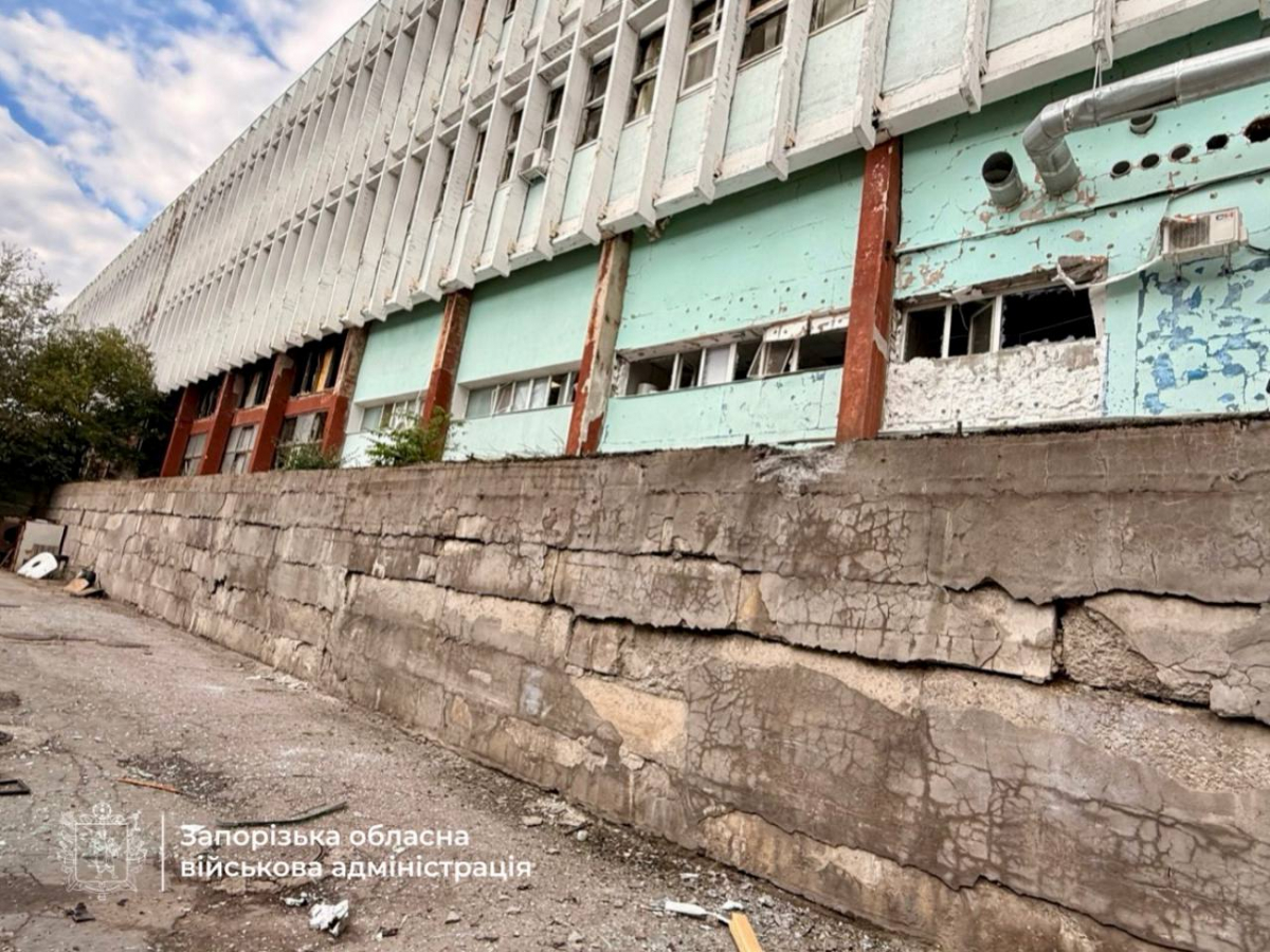 Обстріл автобуса, складу та рятувальників: на Запоріжжі внаслідок атак загинула людина, є поранені (фото)