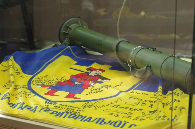 Від козаків до ЗСУ – у Запоріжжі відкрили виставку культових речей і зброї різних епох (фото)