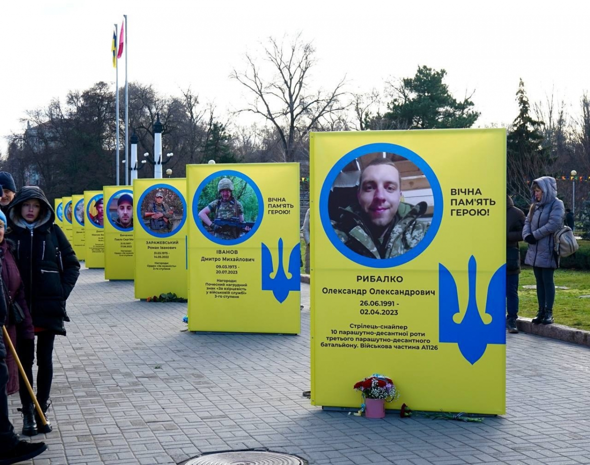 У Запоріжжі на Алеї Героїв встановили ще 34 призми з іменами загиблих захисників - фото