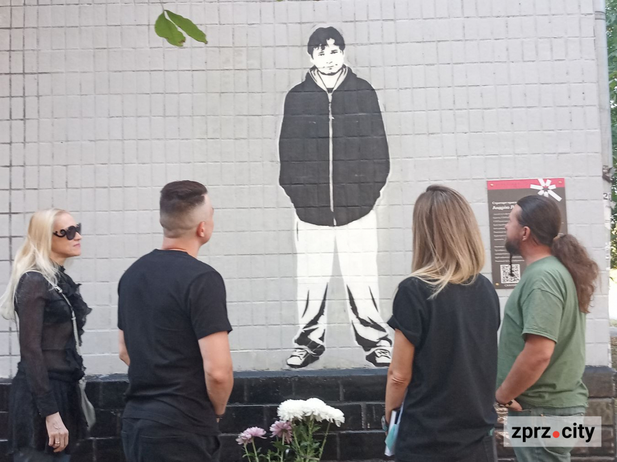 У Запоріжжі з'явилося незвичайне графіті, присвячене відомому музиканту - ексклюзивні подробиці, фото