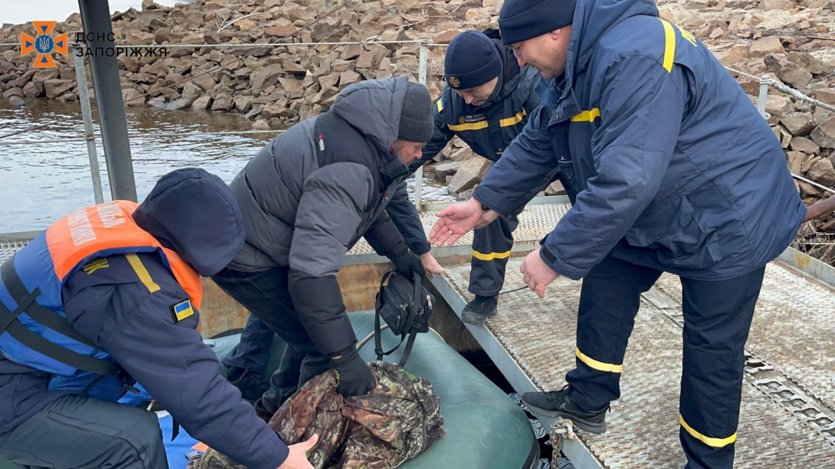 У Запоріжжі рятували чоловіка, що опинився посеред річки - фото