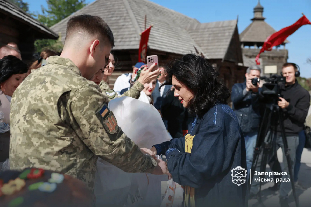 Під шаблями козацької варти: на Хортиці в Запоріжжі обвінчалися двоє українських військових (фото, відео)