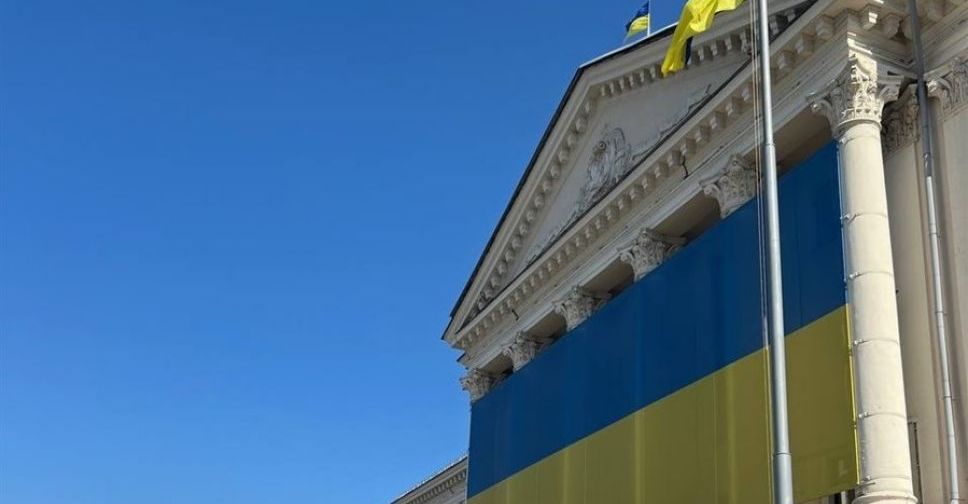 Біля будівлі Запорізької міської ради вперше урочисто підняли синьо-жовтий прапор