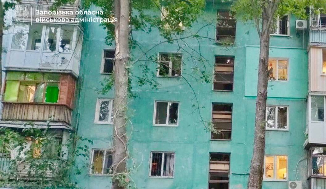 Російський дрон атакував житловий будинок – у Запоріжжі показали наслідки від вибуху (фото, відео)