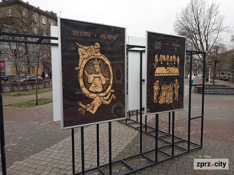 На вулицях Запоріжжя з’явились величезні карти Таро із зображенням воєнних мемів і реальних подій - фото