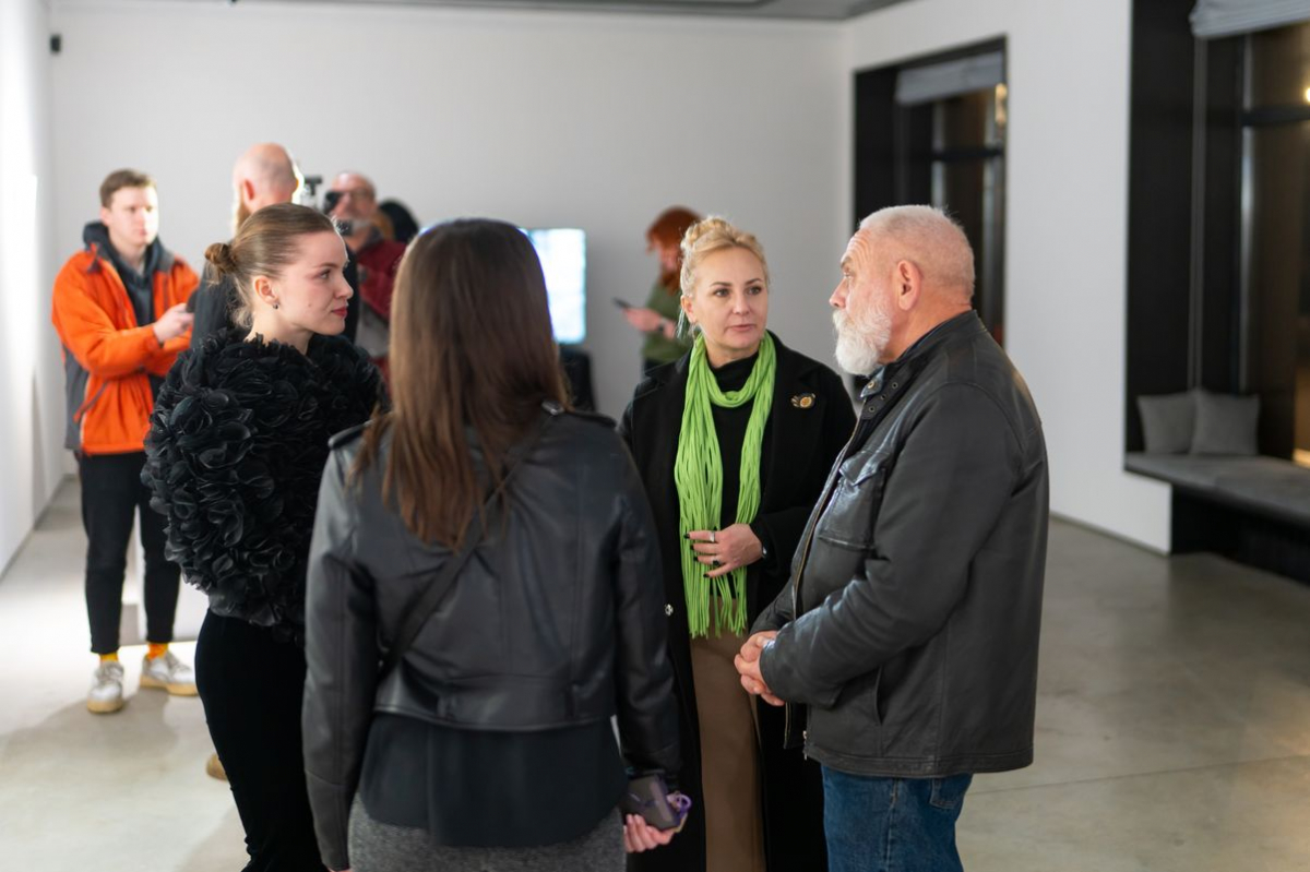 Металеві кістки і сталеві картини - у Запоріжжі відкрили символічну виставку про місто (фото)