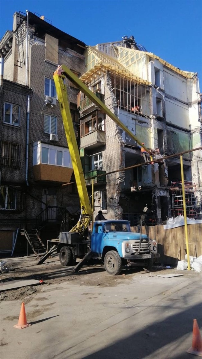 У будинку зі зруйнованим ворожим ударом під'їздом у центрі Запоріжжя продовжуються роботи - фото
