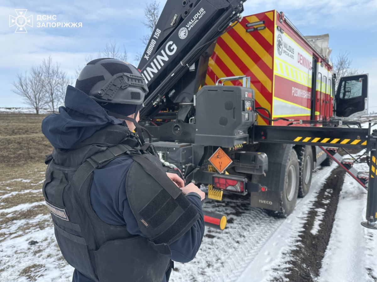 У Запоріжжі ворожий КАБ впав на територію дач - відео, фото