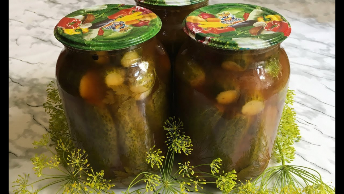 Неймовірно хрусткі та ароматні: простий рецепт маринованих огірків із кетчупом «Чилі» (відео)
