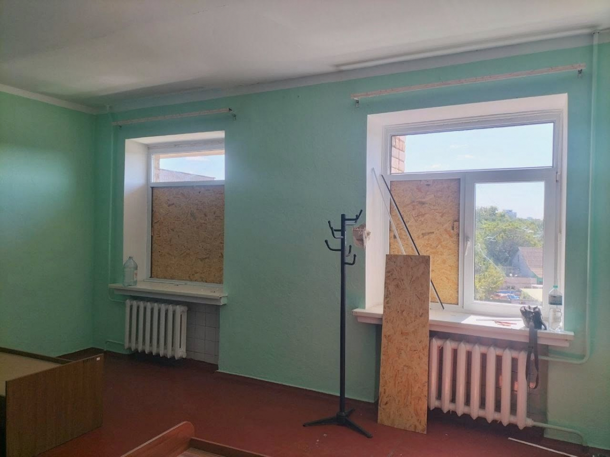 У Запоріжжі волонтери відновили корпуси медичного університету, пошкоджені під час ворожого обстрілу (фото)