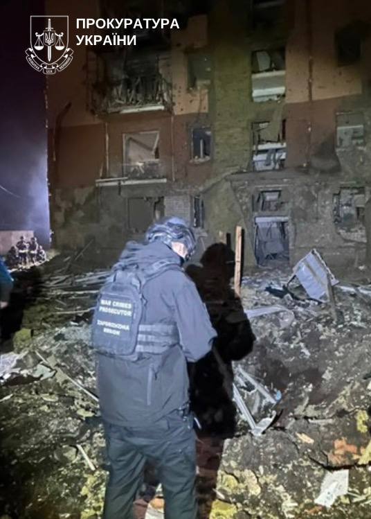 Будинок обстріляли вже вчетверте: у Запоріжжі внаслідок ракетного удару поранено п'ятьох, серед них дитина (фото, відео)