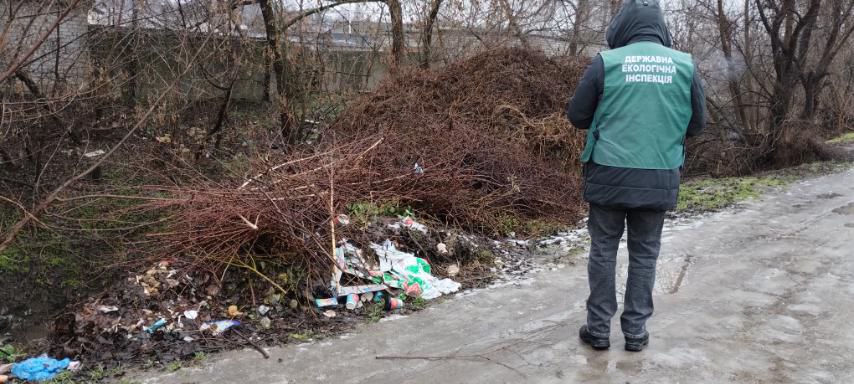 Сміття біля будинків та річки: у Запоріжжі екологи виявили незаконне звалище (фото)
