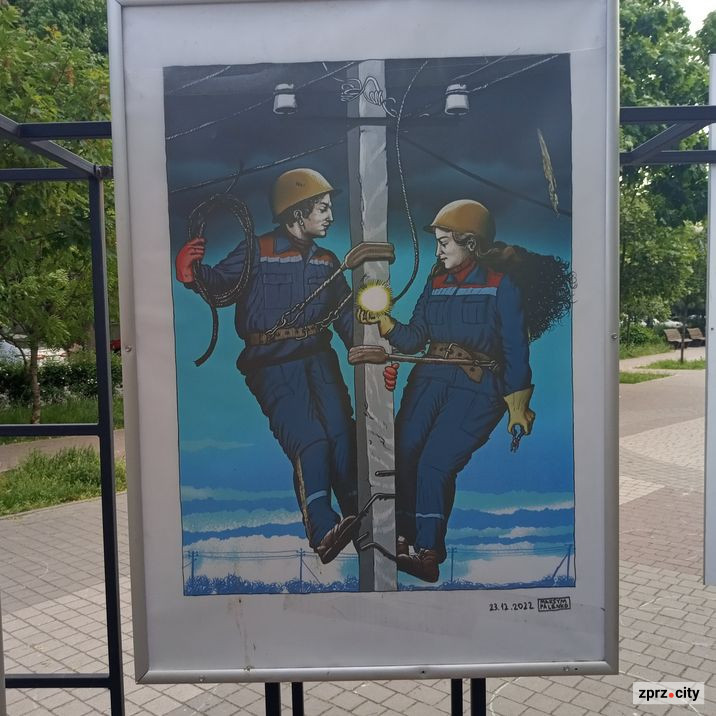На вулицях Запоріжжя можна побачити нову виставку плакатів воєнного часу - фото