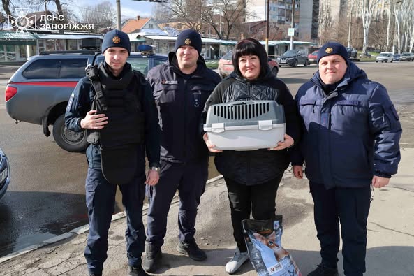 Допомагали людям та евакуювали кота - запорізькі рятувальники привезли пухнастика з прифронтового селища господарці (відео)