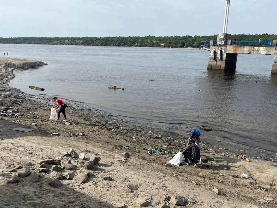 На запорізькому пляжі вода відійшла від берега та оголила купу сміття - добровольців звуть на прибирання