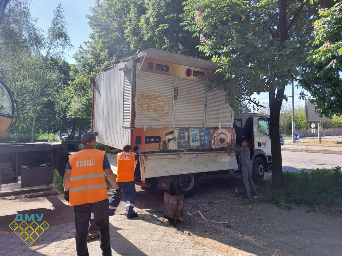 Примусово прибрали — у центрі Запоріжжя звільнили територію від незаконного МАФа (фото)