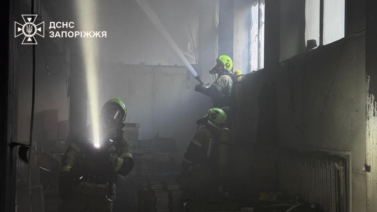 Спалахнуло обладнання: у Запоріжжі під час пожежі надзвичайники врятували чоловіка (фото, відео)