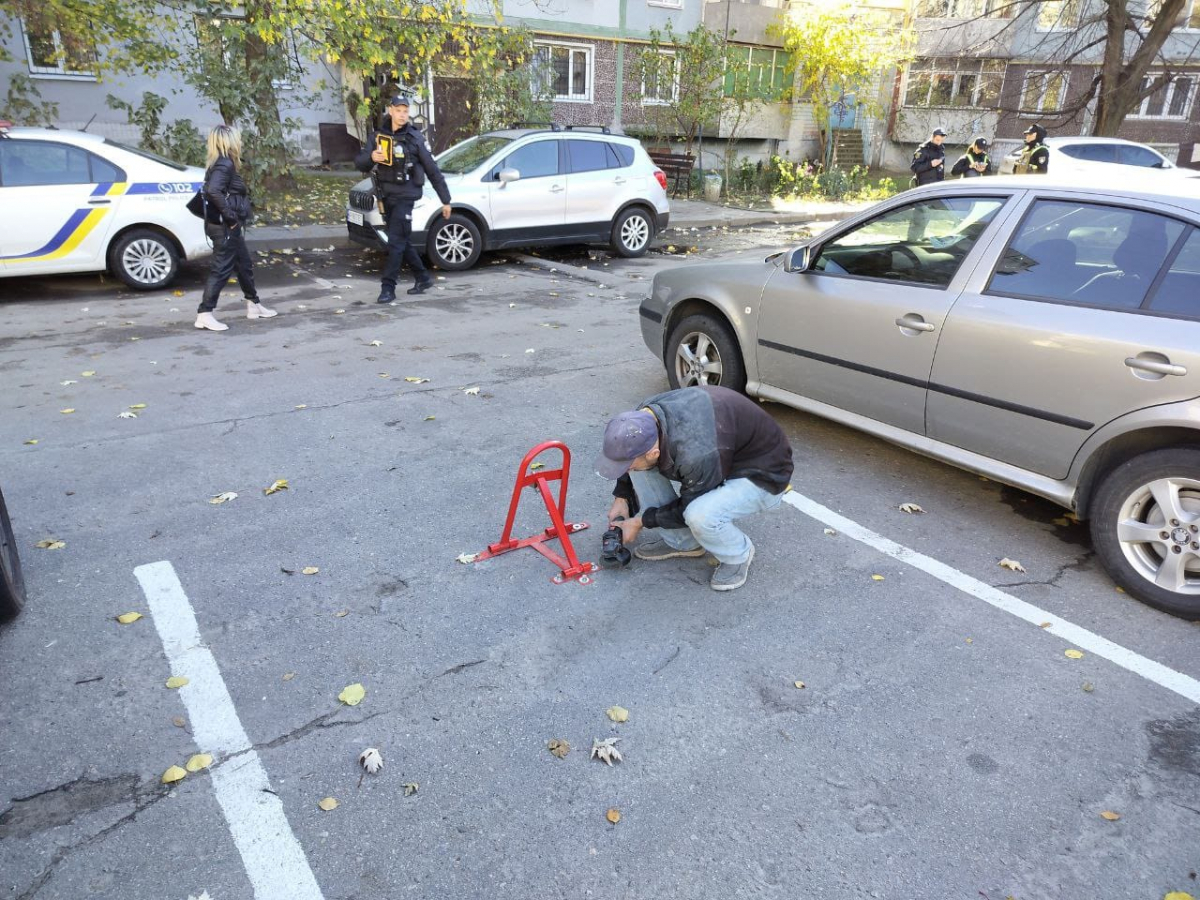 Рейд проти нахаб - в Запоріжжі зрізали незаконні блокатори на парковках