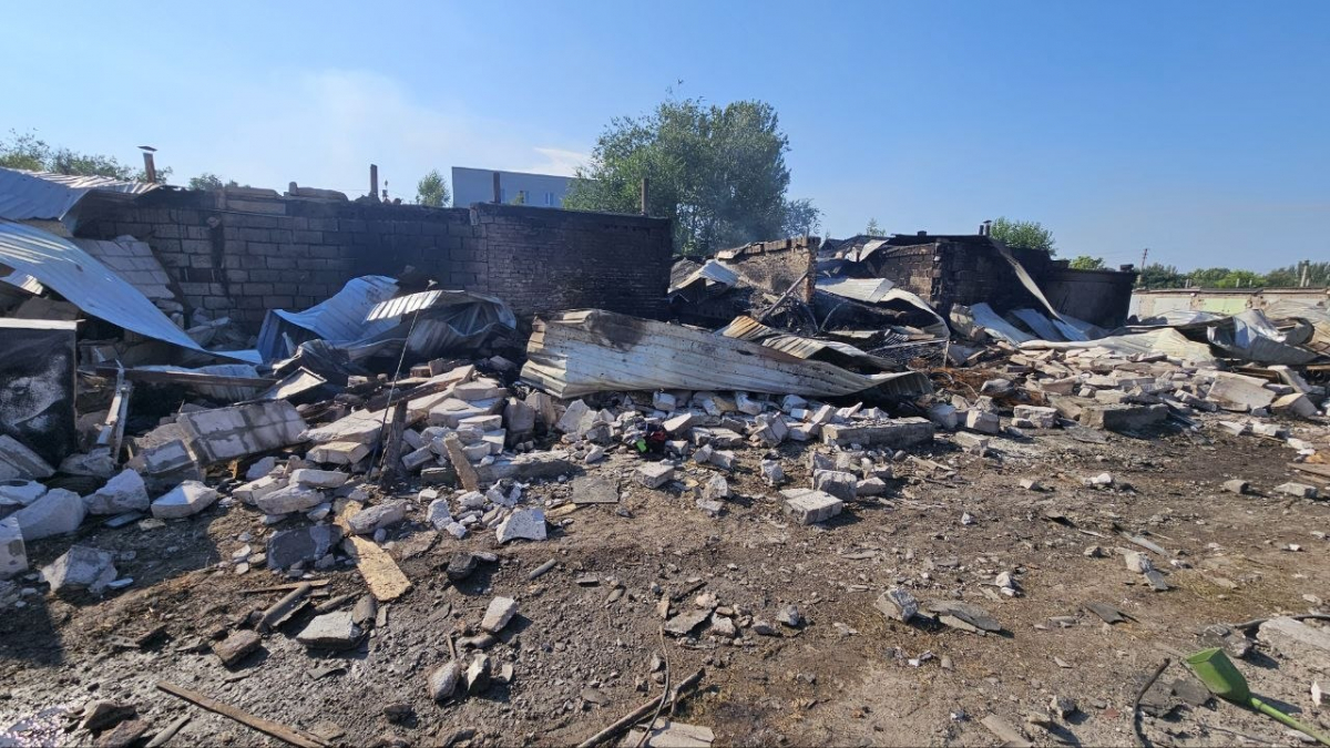 Дронами ударили по гаражах: у Запоріжжі екологи обстежили місце прильоту (фото)