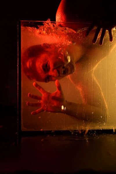 Актори запорізького театру покажуть оголені емоції, пірнаючи в акваріум - фото