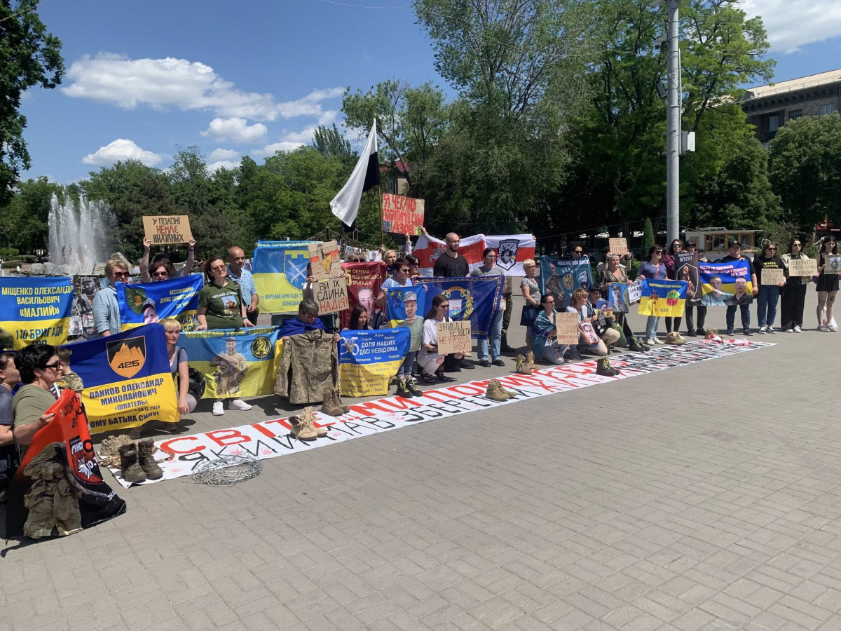 Берці та світлини на маскувальній сітці - у центрі Запоріжжя відбулася акція-перформанс на підтримку полонених (фото)