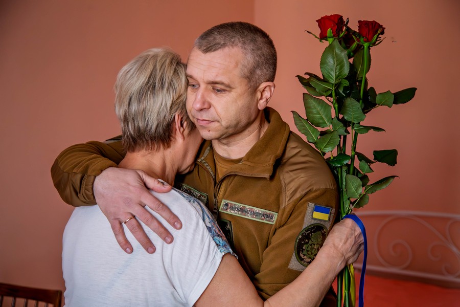 Загинув у бою, рятуючи побратимів - у Запоріжжі мати полеглого нацгвардійця отримала орден сина (фото)