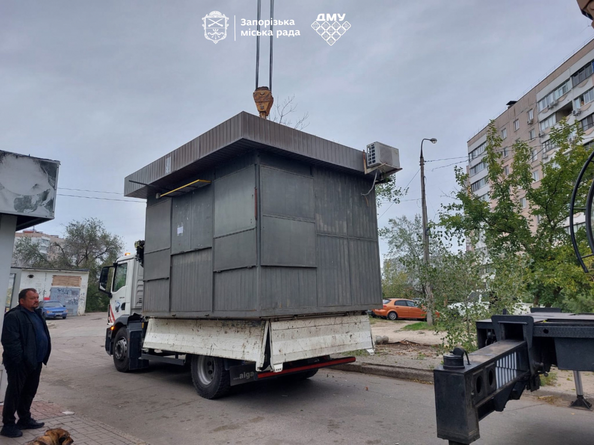 У Запоріжжі демонтували МАФ, встановлений з порушенням правил благоустрою (фото)