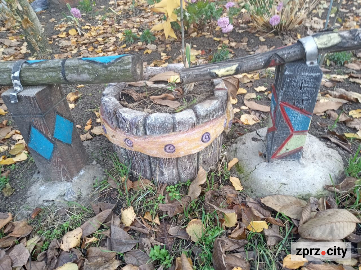 Казковий какаду, метелик і черепаха - запоріжець створив біля зупинки незвичайну зону (фото)