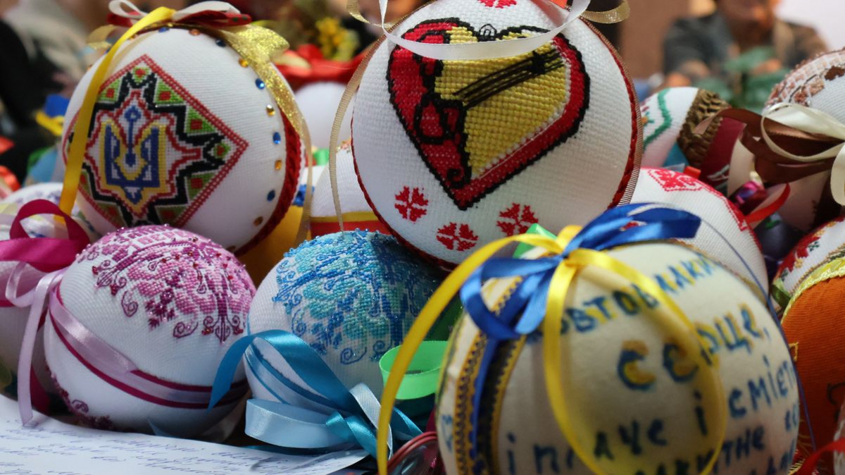 У Запоріжжі створили «музичну» колекцію вишитих кульок - фото
