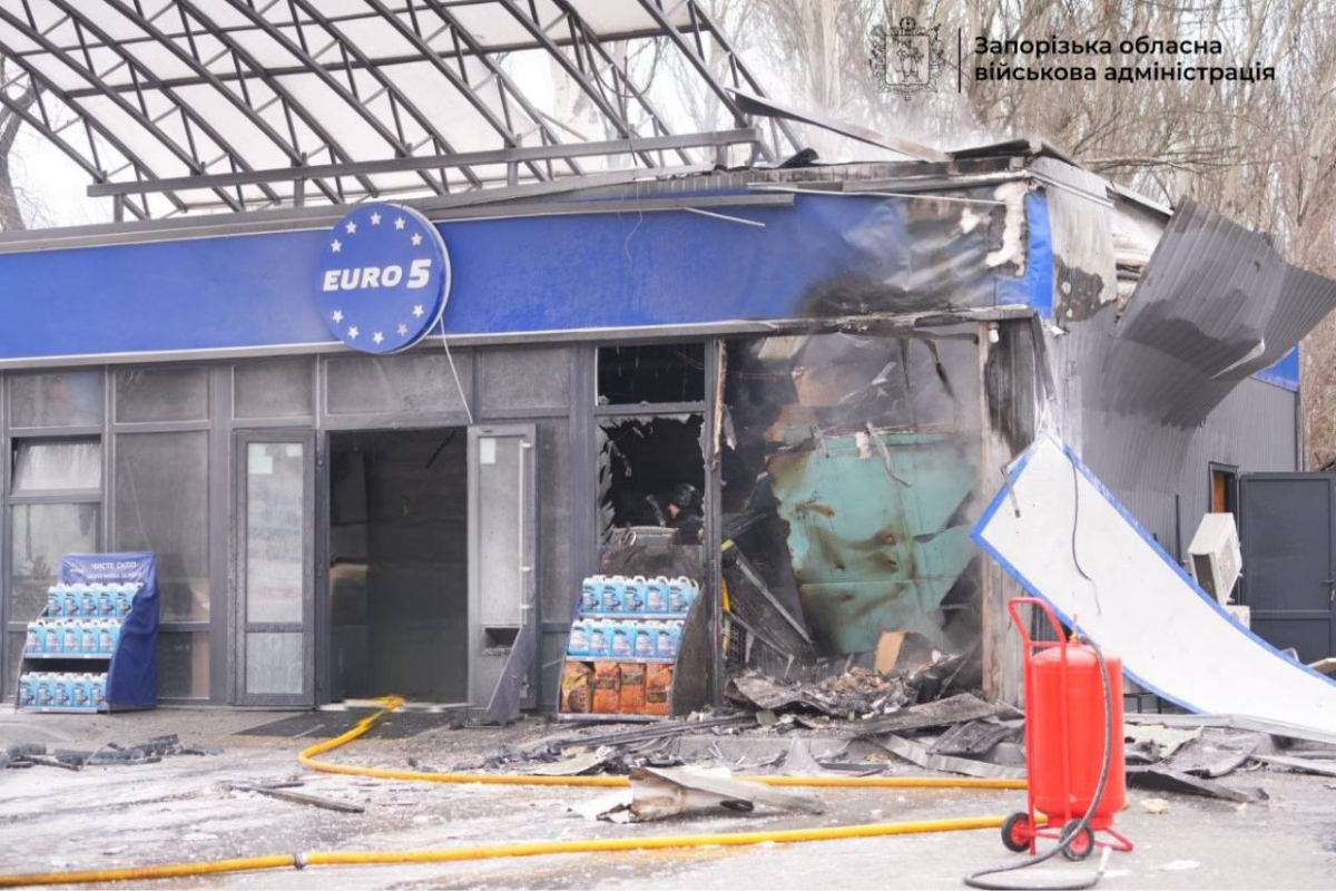 Понівечена автозаправка у Запоріжжі внаслідок атаки росіян 24 березня 