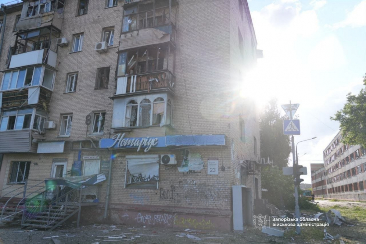 У неділю ворог КАБами вдарив по Запоріжжю: вбив людину, пошкодив багатоповерхівку, атакував поліцейську машину - фото, відео