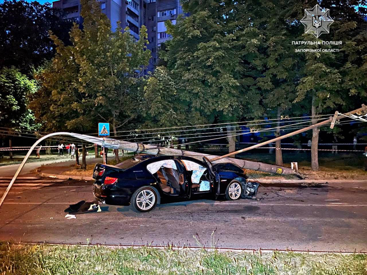Через водійку без прав у Запоріжжі рухнула електроопора та розбитий чужий автомобіль - фото