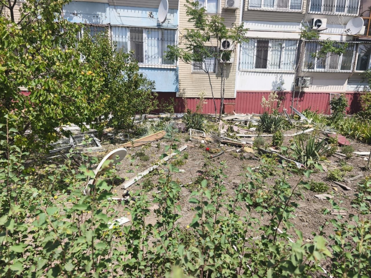 «Будинок весь хитало»: мешканці Космічного району Запоріжжя розповіли, як пережили удари КАБів (фото)