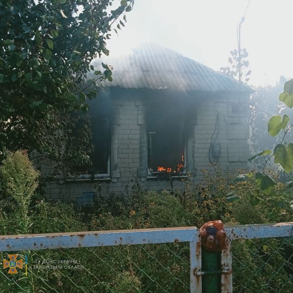 У селищі Запорізької області через ворожі обстріли сталася пожежа в житловому будинку - фото