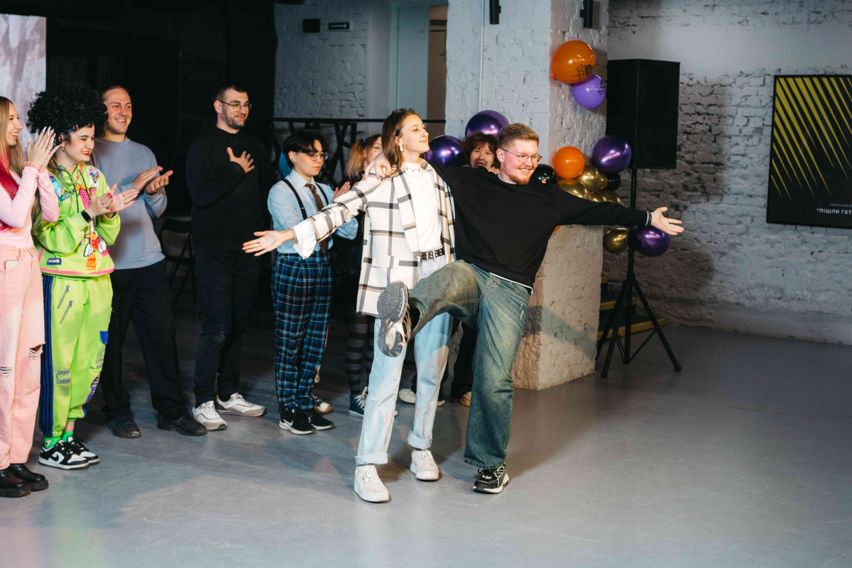 Насильство, що криється за нормальністю – у Запоріжжі молодь презентувала незвичну виставу (фото)