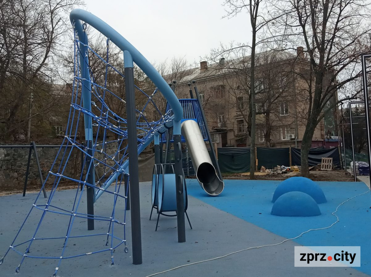 В одному із запорізьких скверів відкриють майданчик з фігурами фантастичних звірів - фоторепортаж