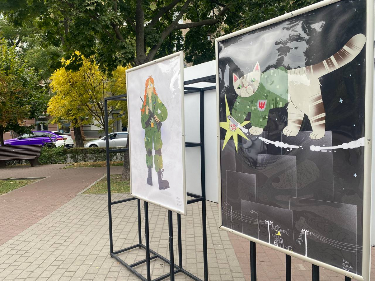 "Малювання для мене — це форма турботи": у Запоріжжі відкрилася виставка плакатів Юлі Піліюлі (фото)